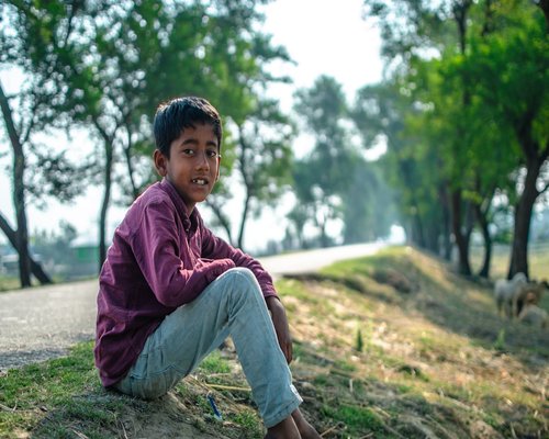 एक व्यक्ति बालकनी में बैठकर शांति से अपनी डायरी में दिनचर्या लिख रहा है